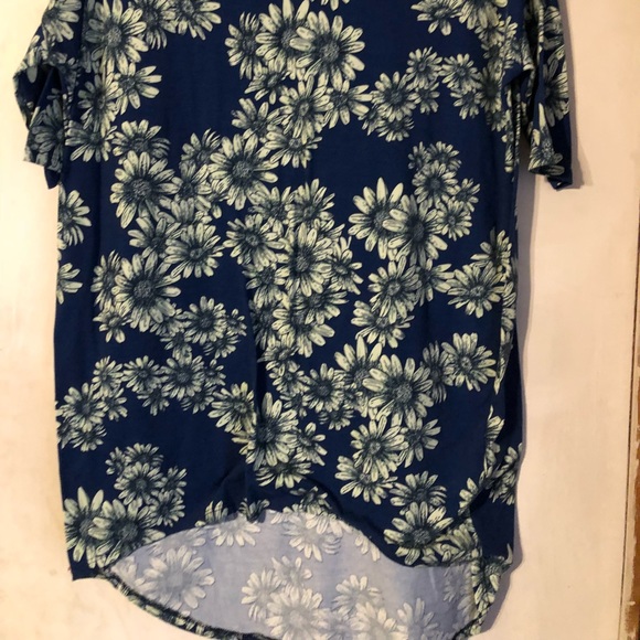 Flowered top - Picture 2 of 2